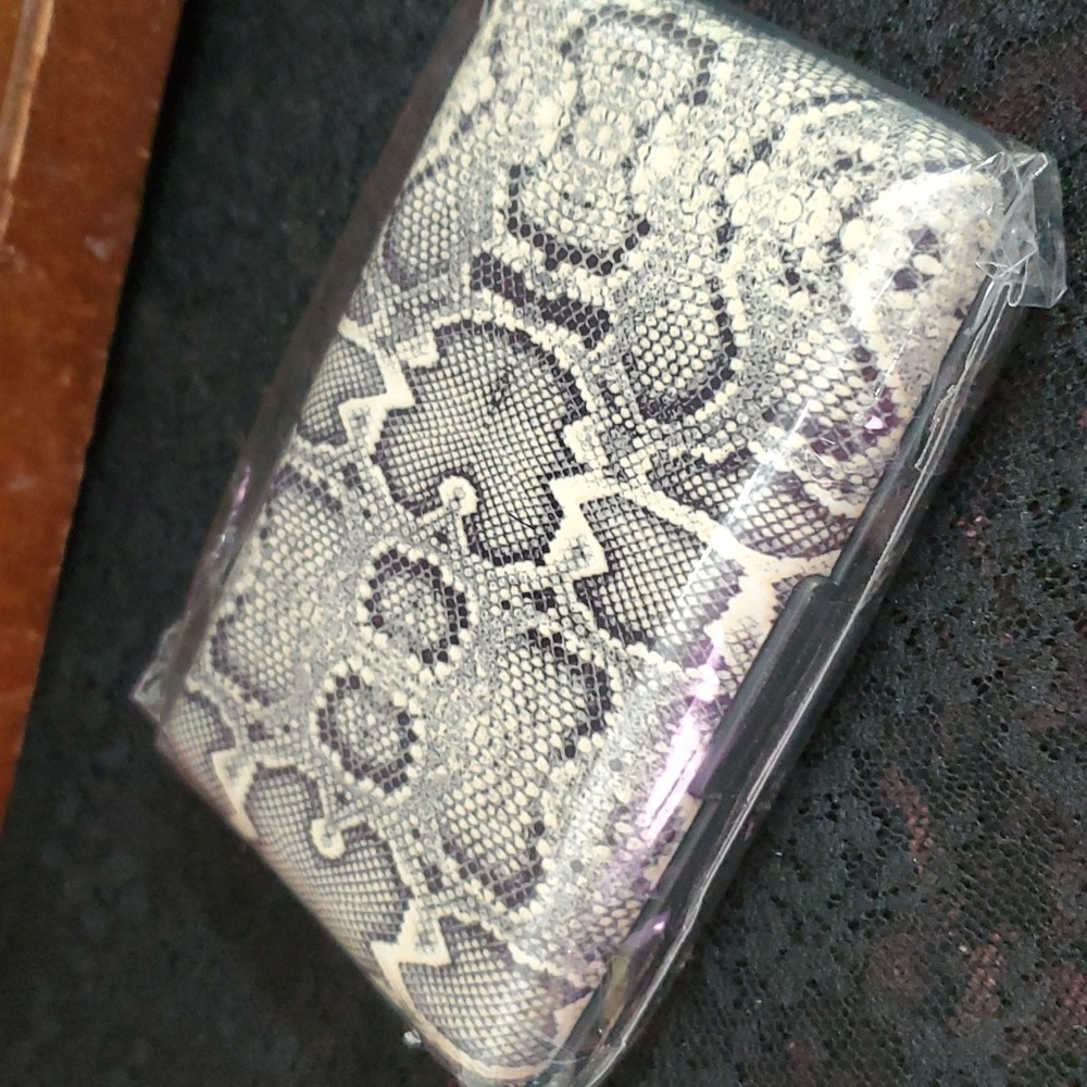 Hard case card wallet Snakeskin design